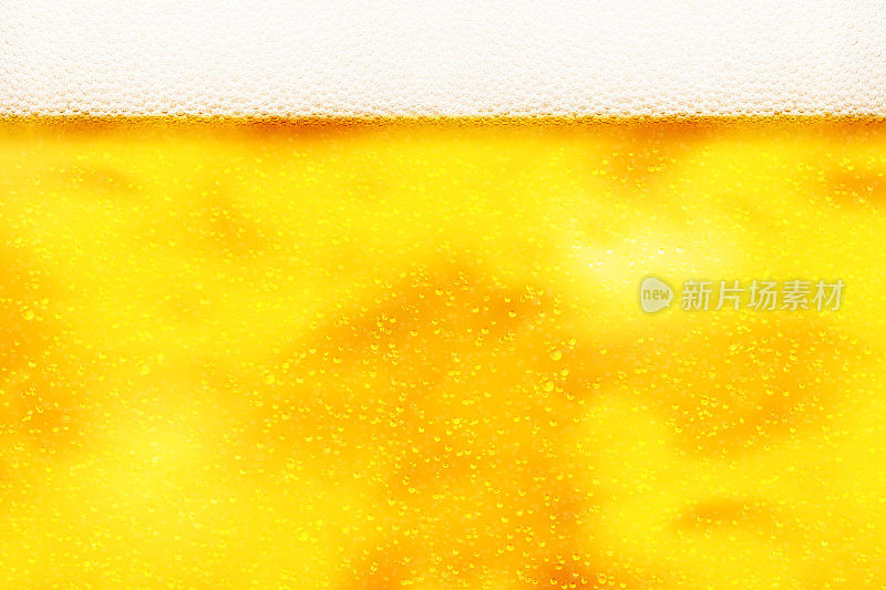 背景图像的生啤酒与泡沫上的顶部