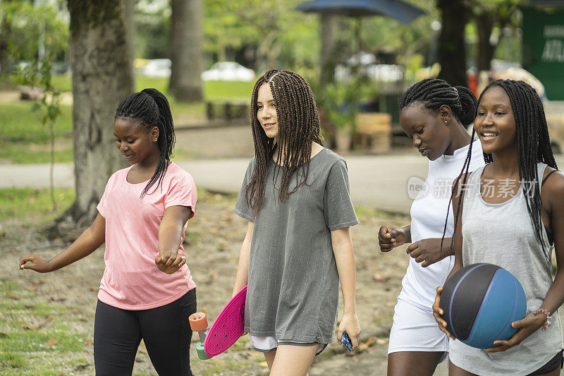 女性朋友在打篮球的路上