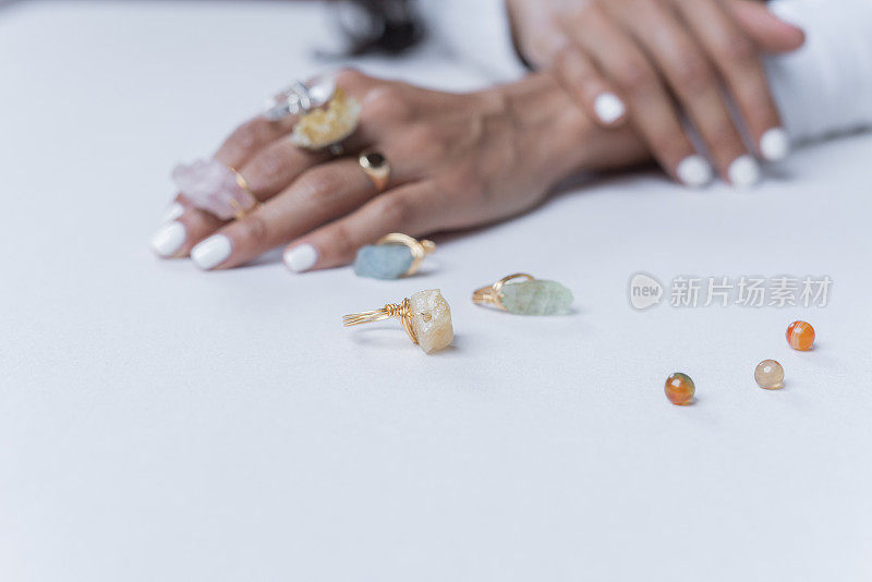 贝拉企业家完成她的珠宝项目，她在家里制作出售