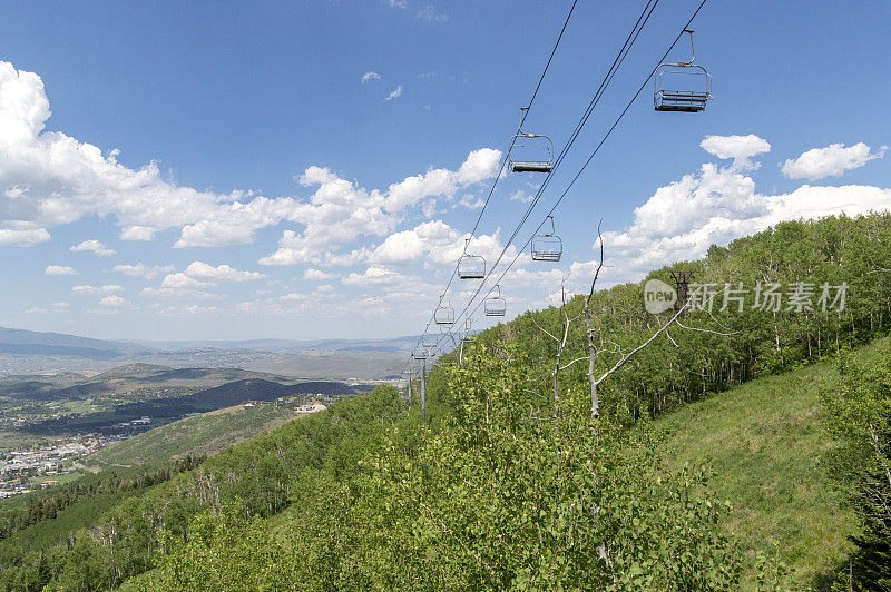 高角度夏季的山和滑雪缆车以上的公园城市犹他州