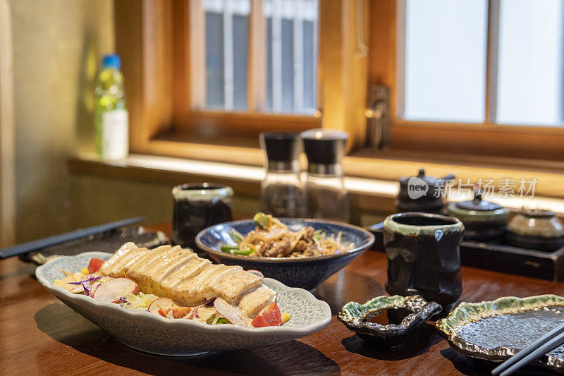 豆腐和蔬菜沙拉碗在日本餐厅