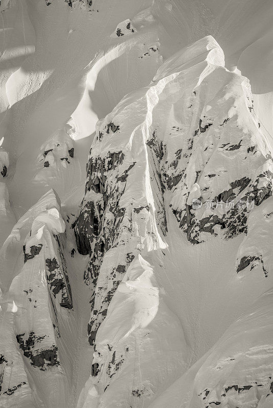 极速滑雪者从山谷中下山