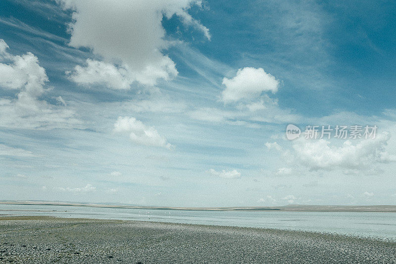 蓝天和云朵的特写。蓝色的天空背景