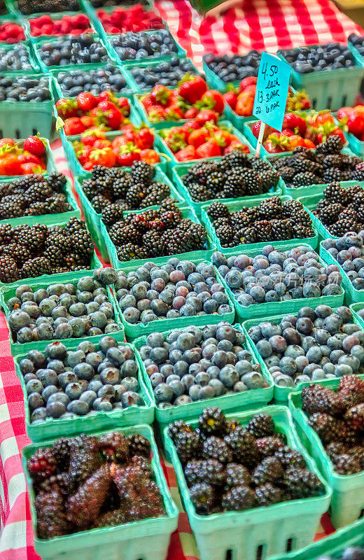 农贸市场的覆盆子，黑莓，蓝莓和草莓