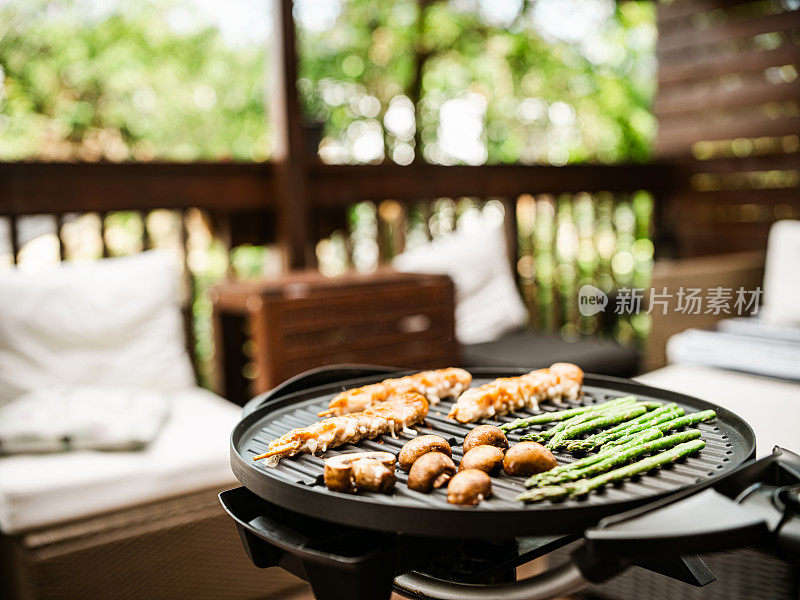 烤架上的鸡肉串和蔬菜