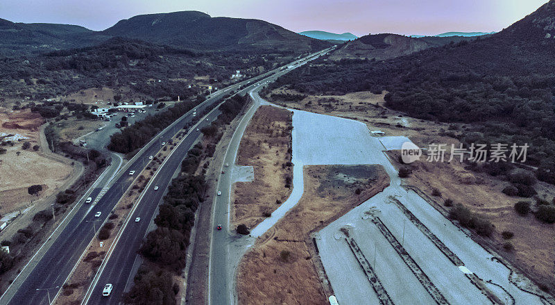 多车道公路鸟瞰图在黄昏