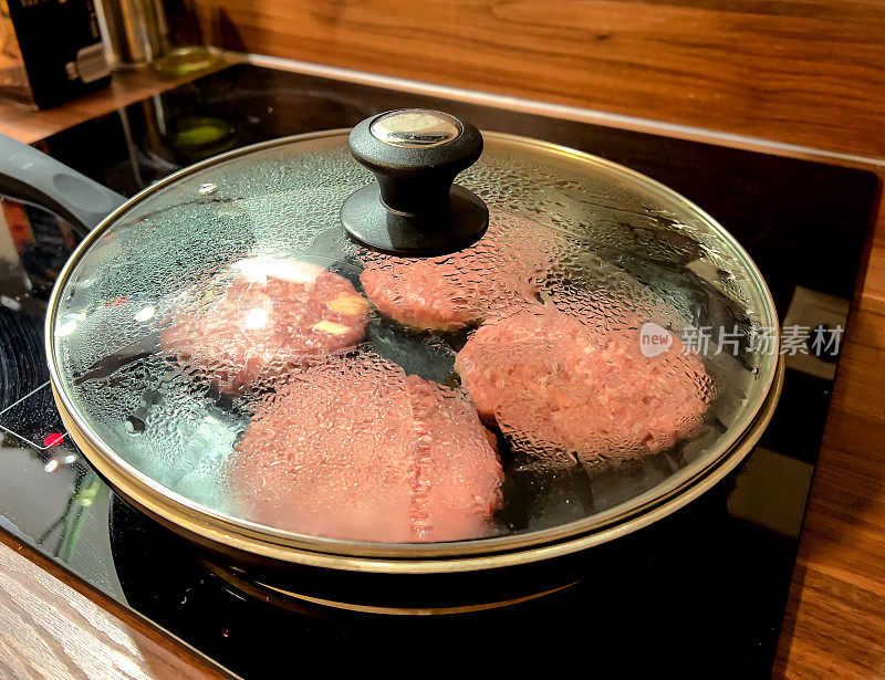 在平底锅里煎的汉堡肉。