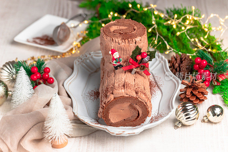 传统的圣诞蛋糕、巧克力和圣诞原木装饰