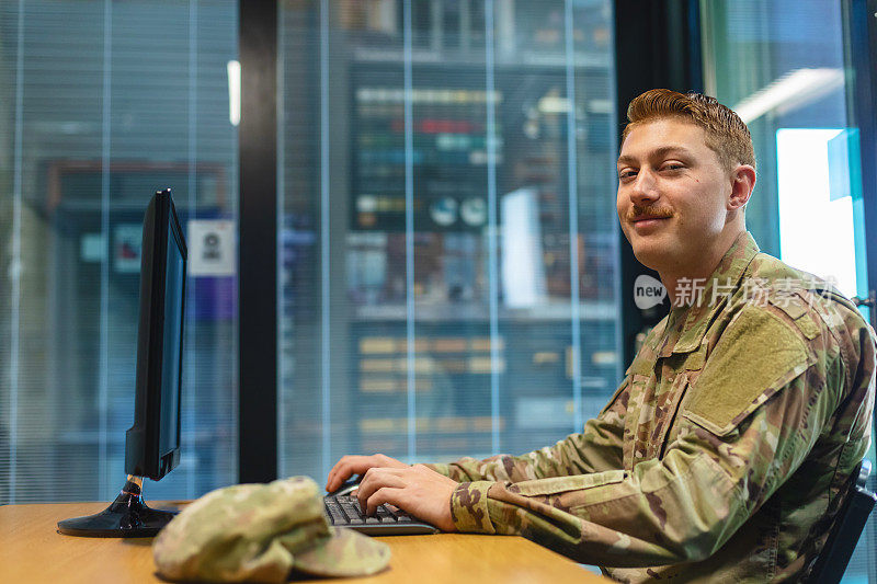 专业工作白人男性国民警卫队军官在办公室设置使用技术照片系列