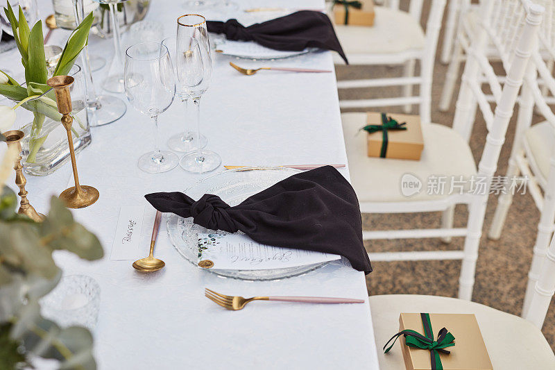 这张照片拍摄的是婚宴上装饰优雅的餐桌