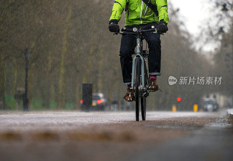 英国伦敦，一个下着雨的早晨，一名男子骑着自行车