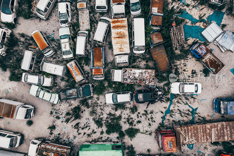 失事和废弃汽车的俯视图