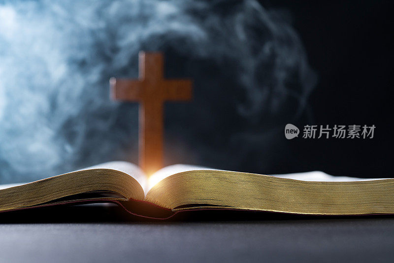 木制十字架和烟熏圣经