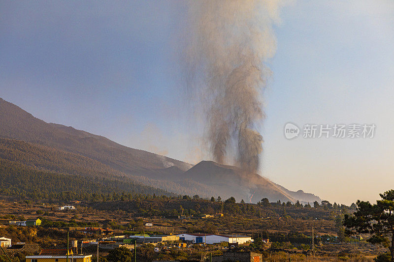 康伯里Vieja火山爆发。火山锥和火山炸弹向黎明山移动，大量的气体和岩石形成垂直的双柱。