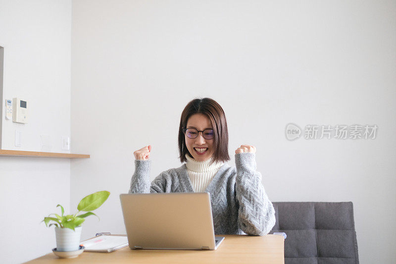 一位年轻的女士得到了好消息，她非常高兴