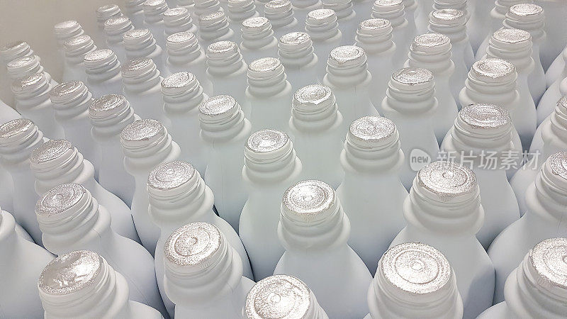许多白色的塑料瓶排成一排