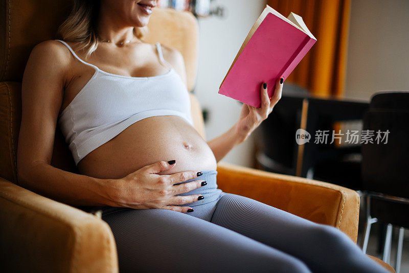 孕妇在家看书放松。