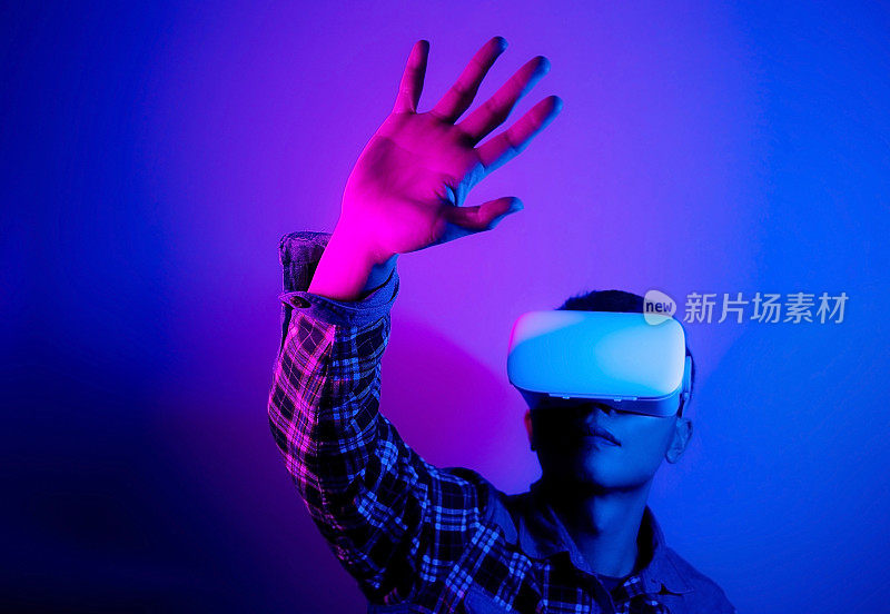 人在虚拟现实头盔或vr眼镜，未来的技术概念。