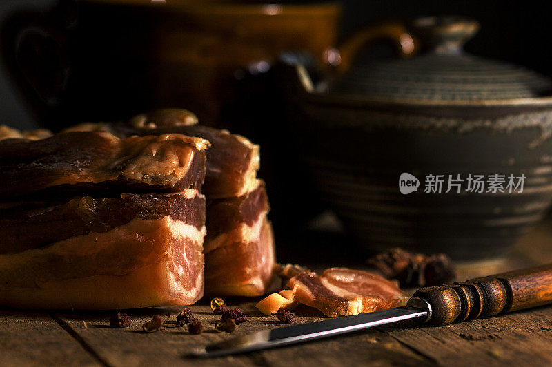 亚洲国家自制的腊肉切块的特写，传统上是为农历新年准备的