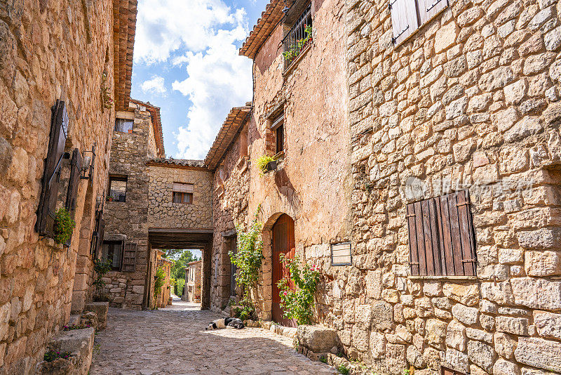 在塔拉戈纳的加泰罗尼亚的Priorat的古老村庄的石墙