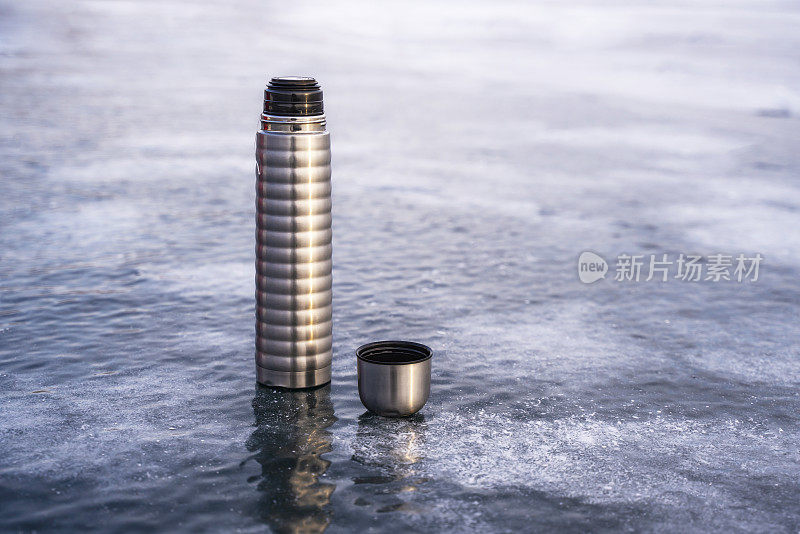 在贝加尔湖的冰面上打开保温瓶。咖啡休息。