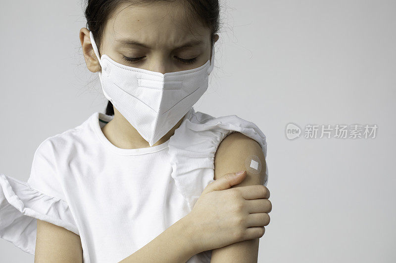 女孩接种Covid-19疫苗