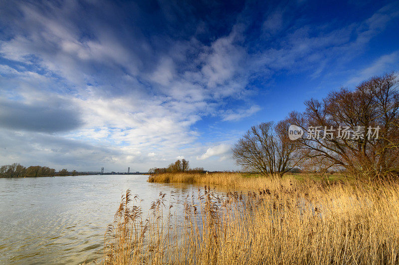 大雨过后，荷兰Overijssel的IJssel河