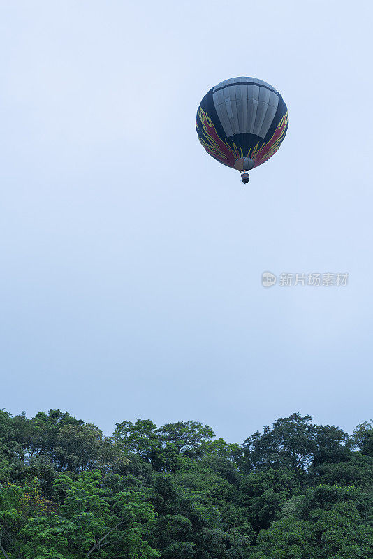 热气球和家人一起在空中飞翔