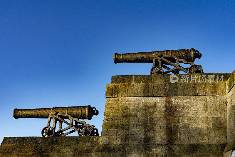 泰恩茅斯科林伍德勋爵雕像上的大炮