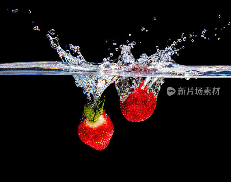 草莓溅进水里