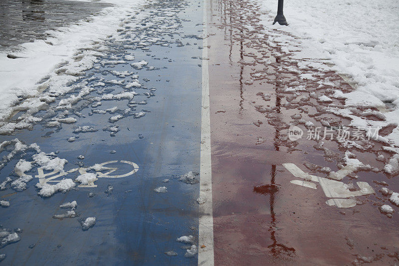 雪地里的街道和慢跑道