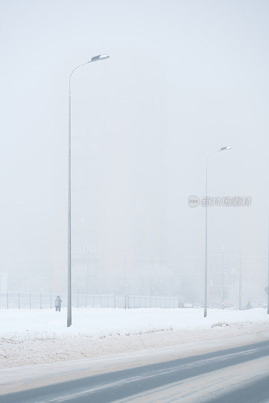 城市雪景与道路