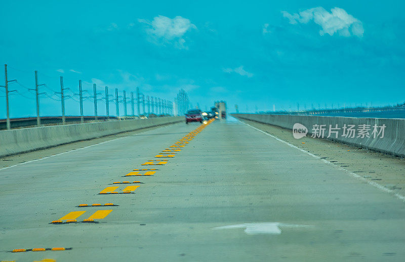 佛罗里达群岛，海外高速公路沿线的汽车交通。