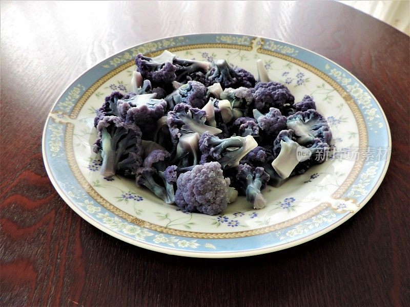 日本。煮后的紫色花椰菜。