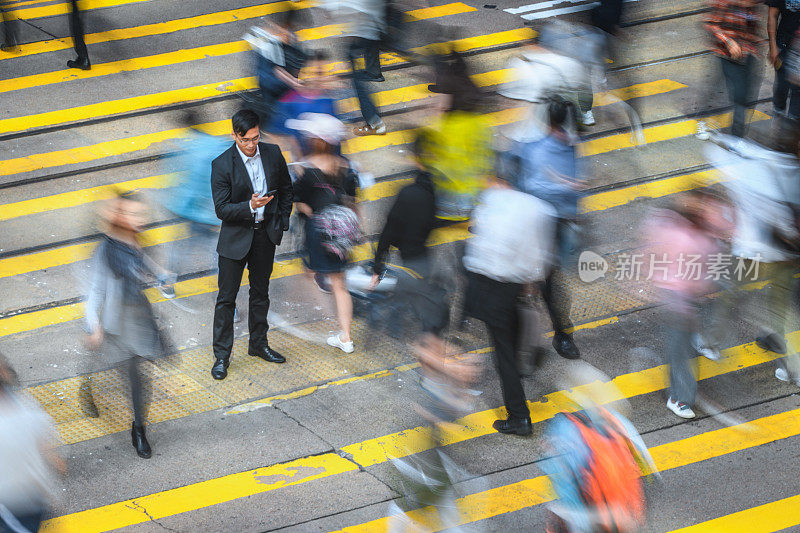 模糊的行人穿过城市的街道