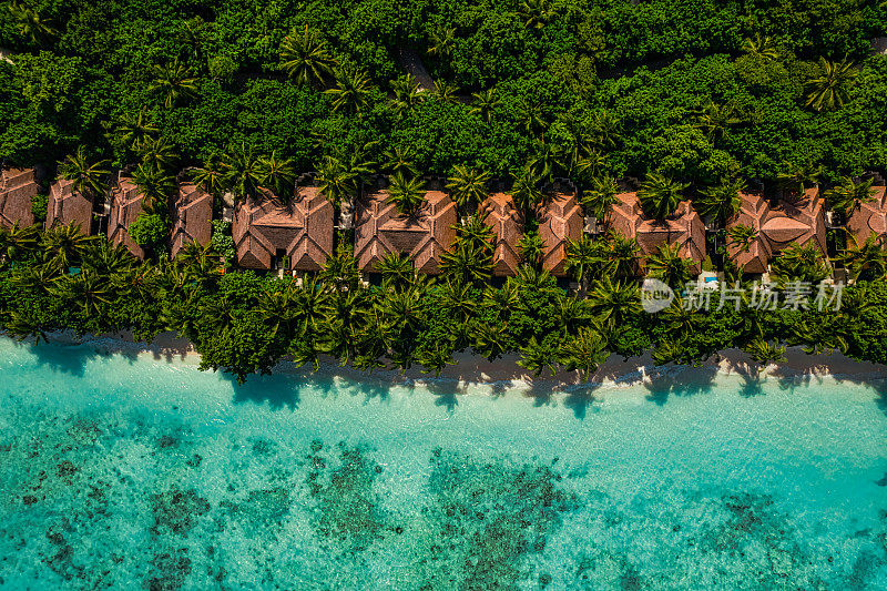 马尔代夫豪华度假村的无人机视图