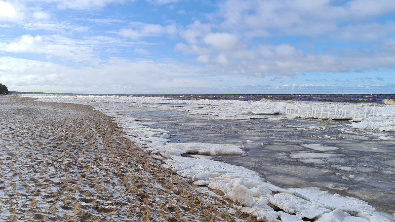 冬天的波罗的海有破碎的冰裂缝。大块的浮冰冲进了海边。浮冰堆积着冰山。