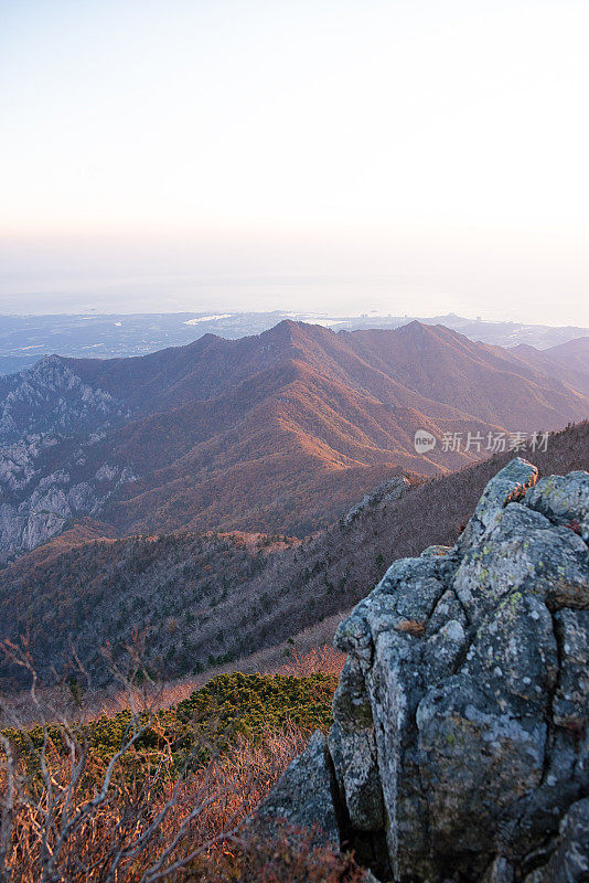 在山顶的早晨