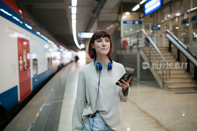 年轻的白人女性乘地铁出行