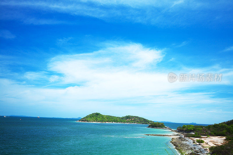 湛蓝的天空下的春武里岛的海岸全景