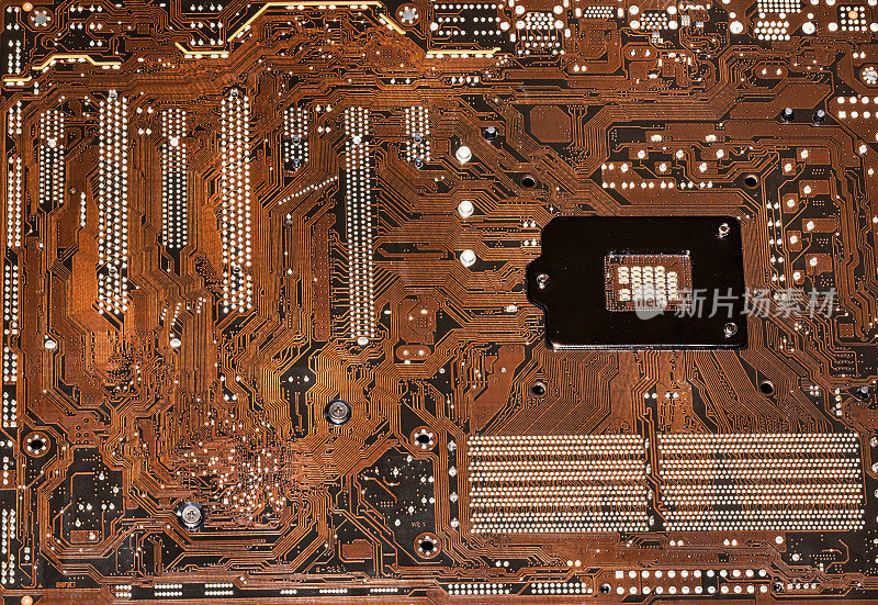 计算机电子主板的一部分的特写。处理器、芯片和电容。