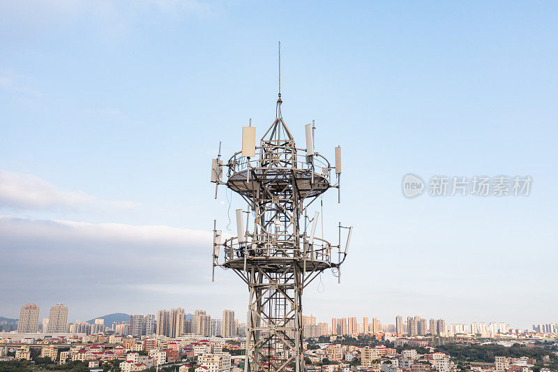 现代城市中的5G发射塔