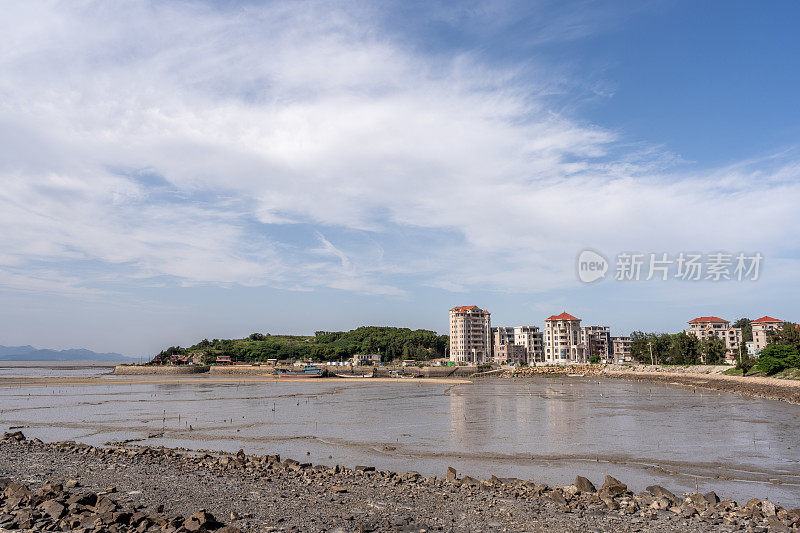 蓝天下的海滩和田园风光