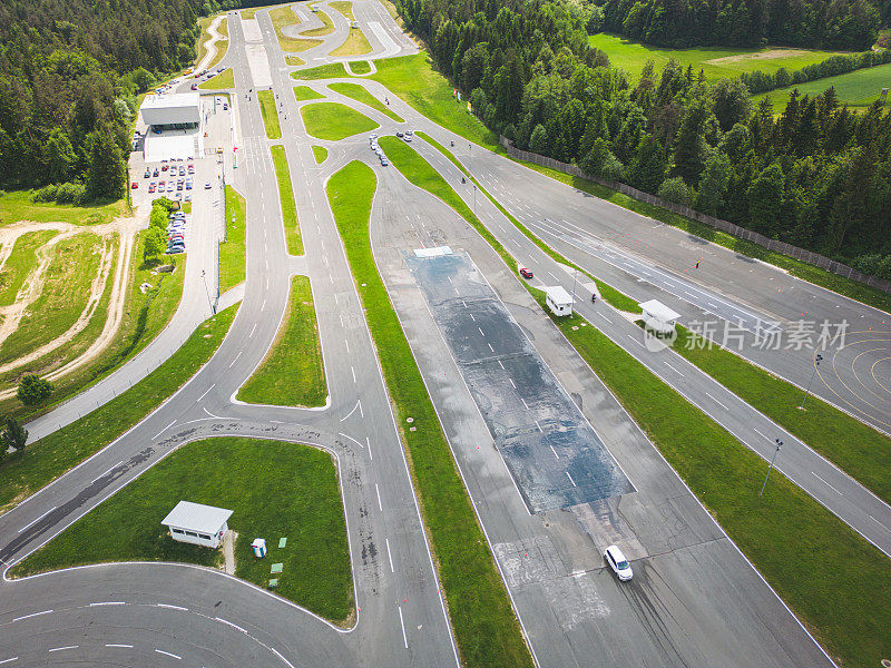 在安全驾驶中心的训练道路和有湿路测试的赛道