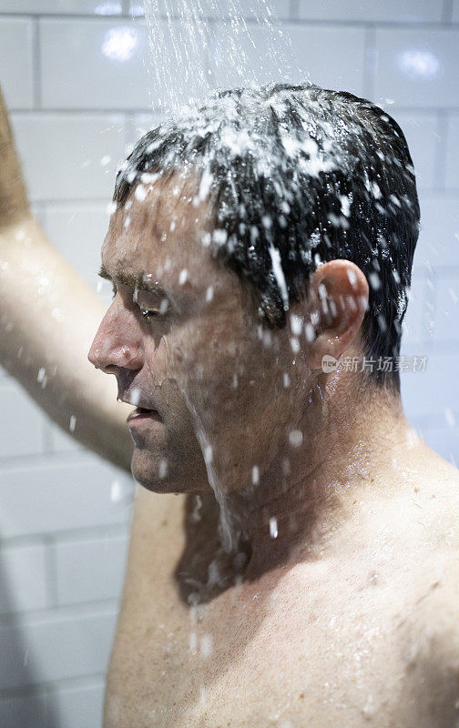 中年健康男子淋湿，洗澡或洗澡