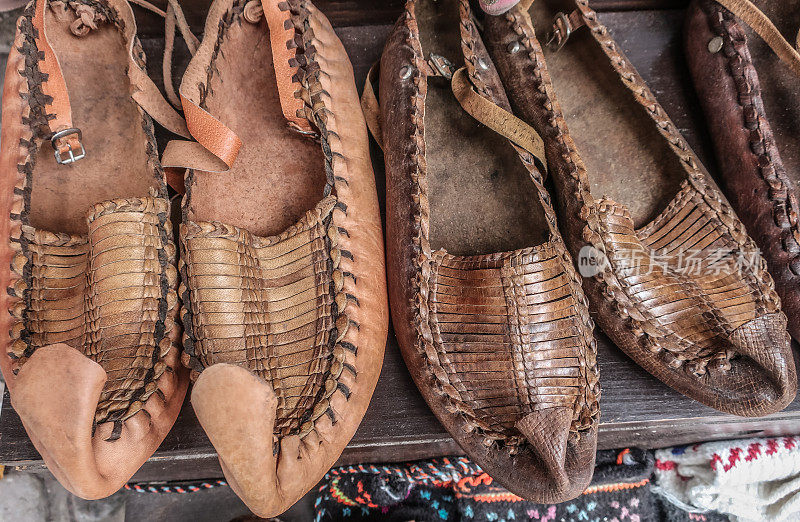 波斯尼亚和黑塞哥维那萨拉热窝巴基亚贾老城出售的传统皮拖鞋