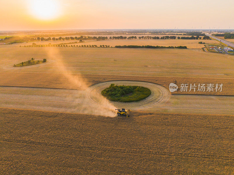 联合收割机在田间工作的鸟瞰图在德国