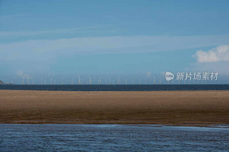 阳光明媚的天气，海上风力发电站