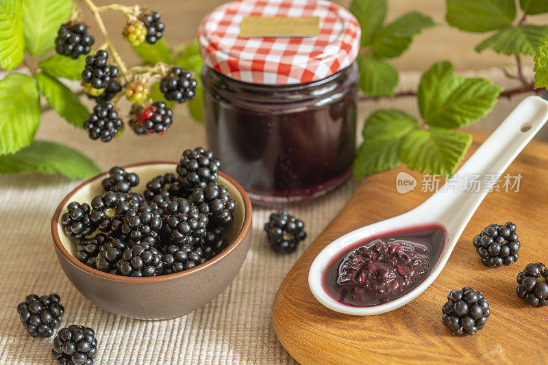 装在篮子里的黑莓配黑莓果酱或果冻