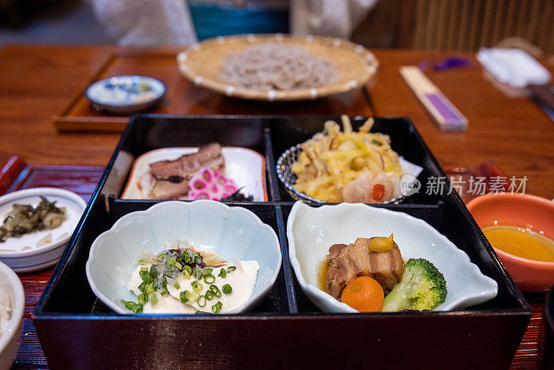 在日本餐厅享用精致的日式餐盘午餐和荞麦面